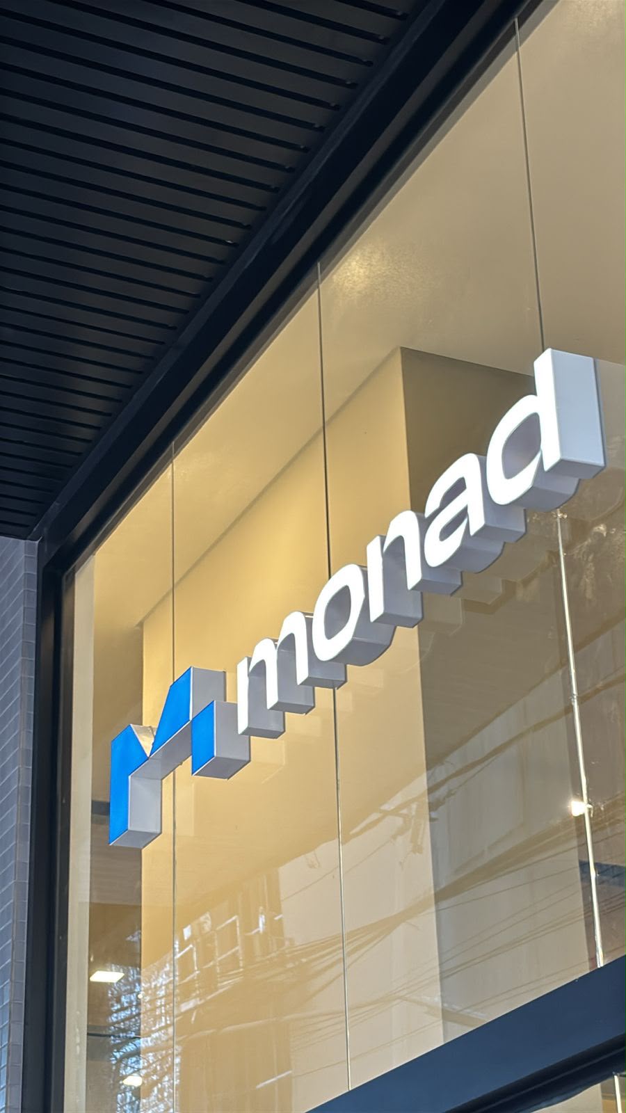 Letreiro Monaco instalado em fachada de vidro